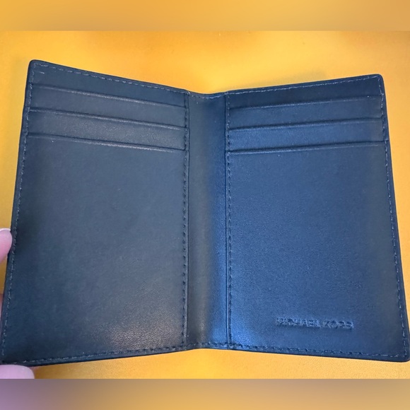 Michael Kors card organizer. - Picture 4 of 4